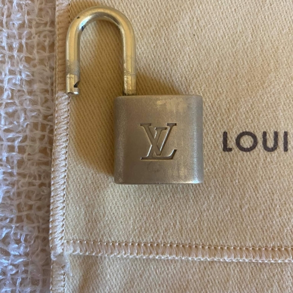 Key 347 AUTHENTIC price FIRM 99 - Picture 3 of 5